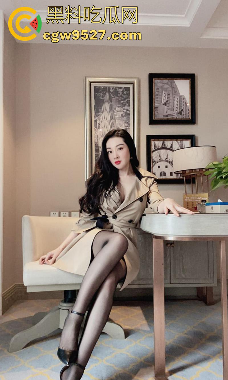 同城完美身材尤物人妻，身材高挑巨乳肥臀，美腿修长极致诱人，背着老公穿各式丝袜自拍勾引，太诱惑了！-12