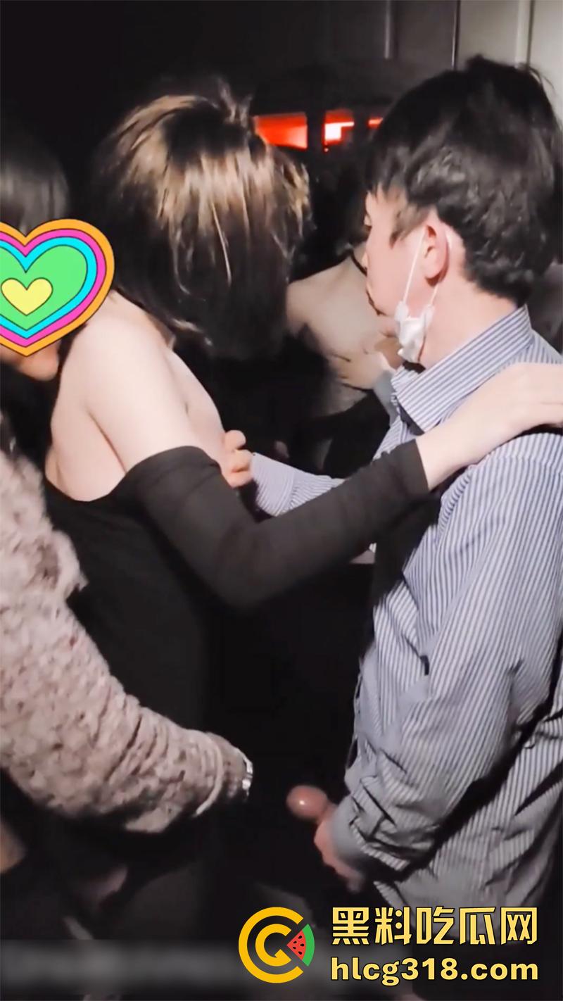 韩国超美极品ts人妖，在酒吧被人发现真身，直接拉到小角落轮奸后庭，多人淫乱激情啪啪！-10