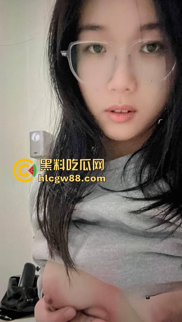 陕西渭南师范学院 陈小雨 背着男友出轨还惨遭炮友曝光 现在是全校出了名的肉便器！-6