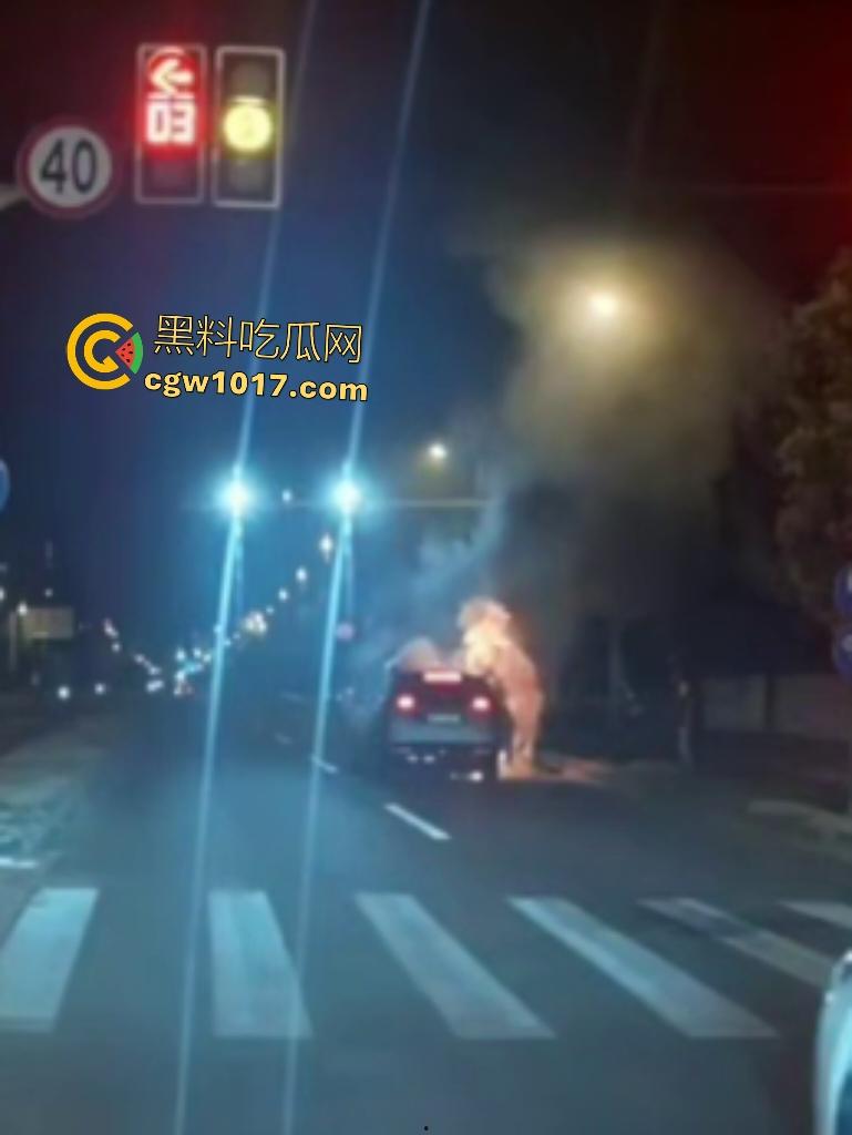 10月24凌晨理想MEGA自燃起火，车主跳车逃命，车底爆燃喷火，不得不说理想做“移动烤箱”还是有一手的！-5