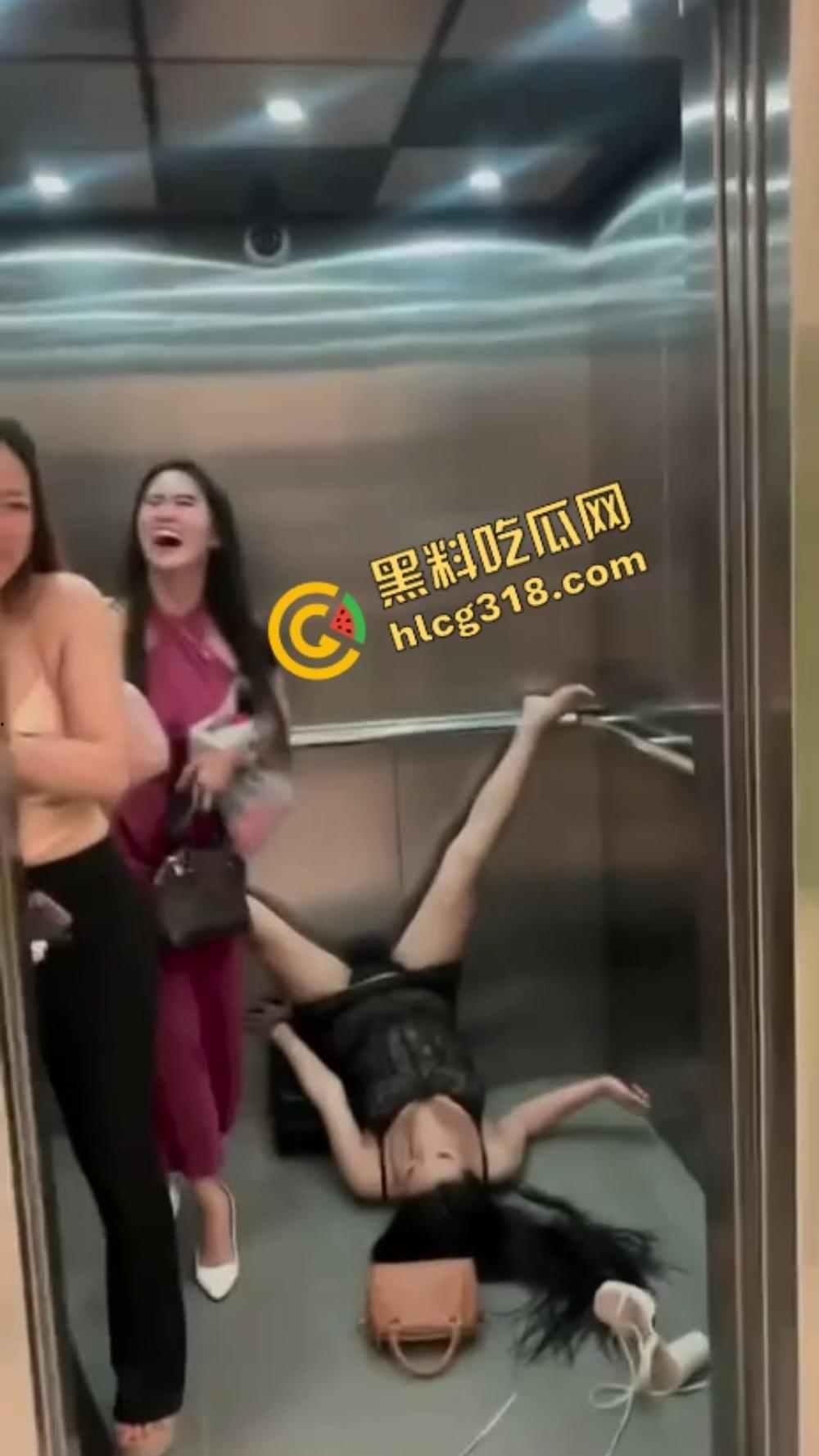 骚逼占电梯现场，喝点马尿就发疯，齐逼短裙倒立露底，这骚操作谁看谁服！-3