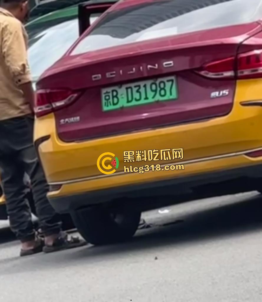 北京天街路口出租车司机撞车起冲突！棕衣司机刀捅黑衣司机直接倒地，天子脚下犯法直接打电话自首！-2