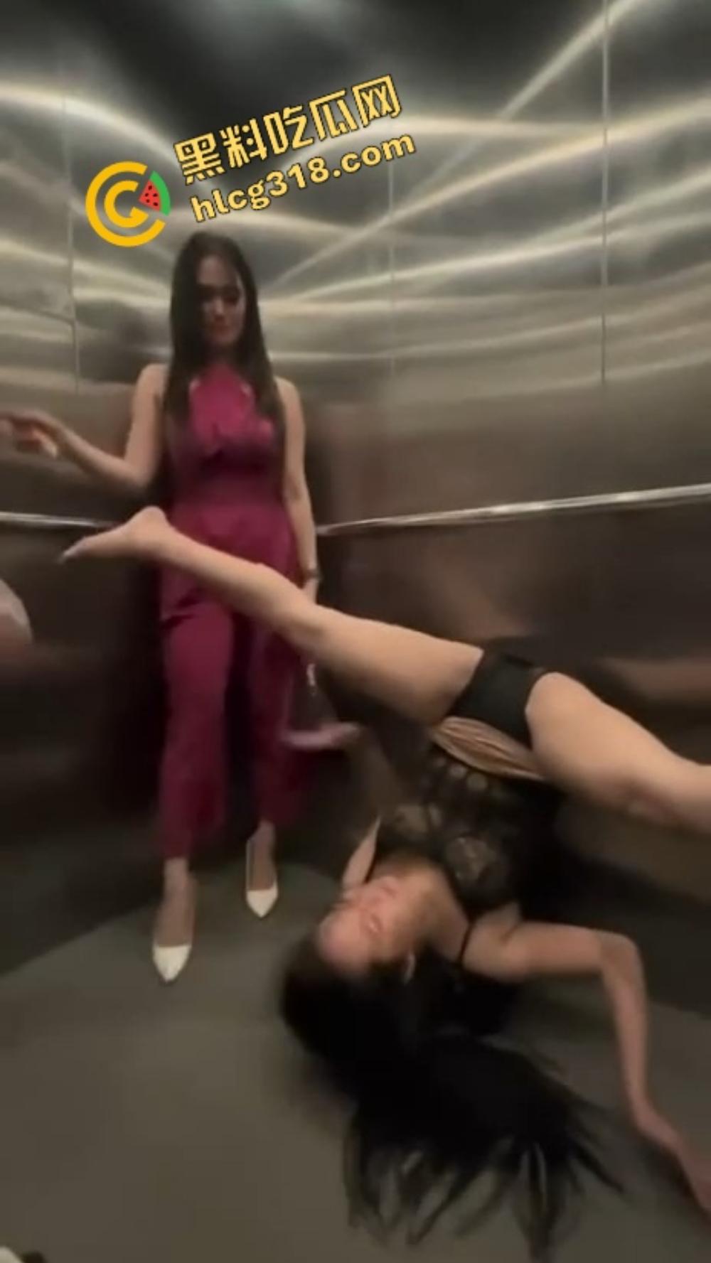 骚逼占电梯现场，喝点马尿就发疯，齐逼短裙倒立露底，这骚操作谁看谁服！-6