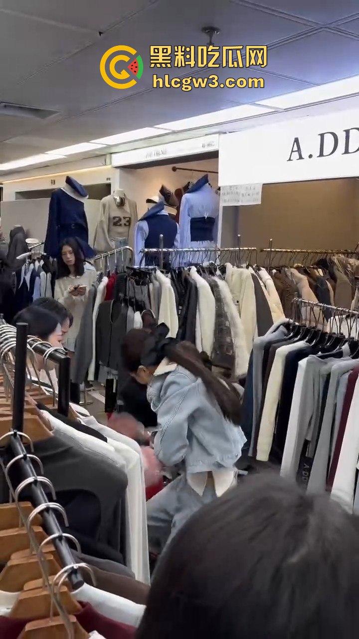 广州沙河服装城大乱斗！多名女子档口互撕，姐妹们龙虎斗，场面劲爆骂声不断！-5