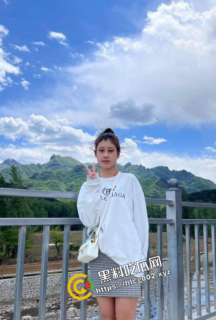 四川乐山师范学院美女『王静静』跟男友做爱还要边打麻将 一边享受游戏激情一边享受性爱快感！-1