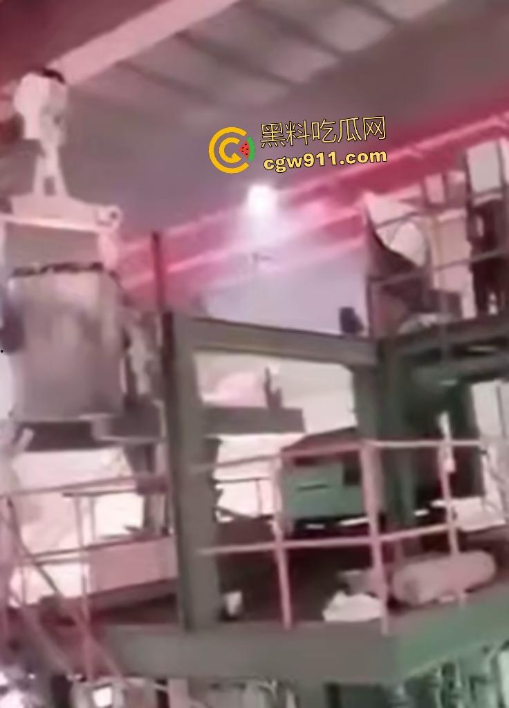 印尼钢厂几千度铁水不慎倾倒！二楼操作失误，数千度熔岩直接烫死工人，还能活下来就是祖坟积德！-4