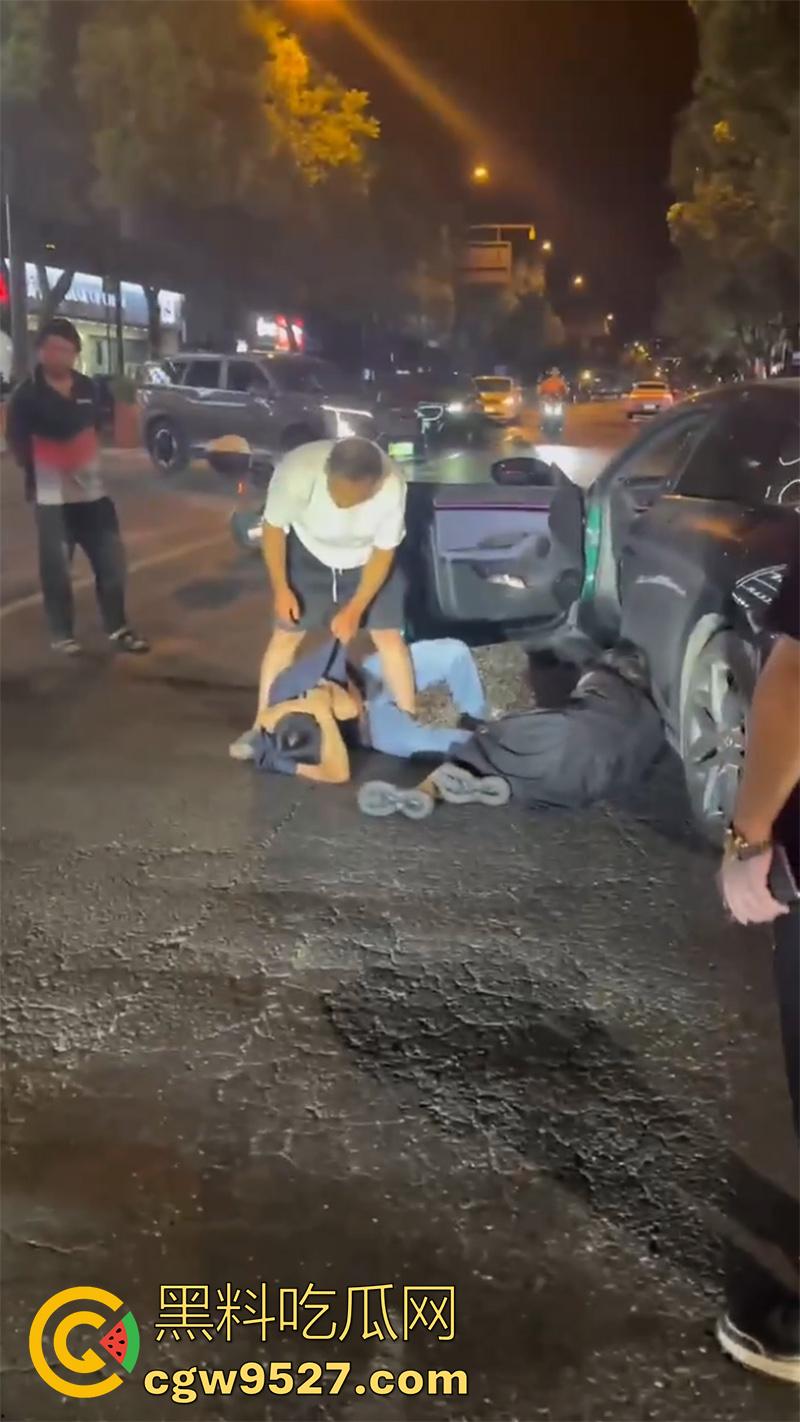 杭州某酒店门口，惊现捉奸名场面，男子抓到老婆出轨，当街疯狂殴打战斗力超群，拳拳到肉怒打奸夫！-2