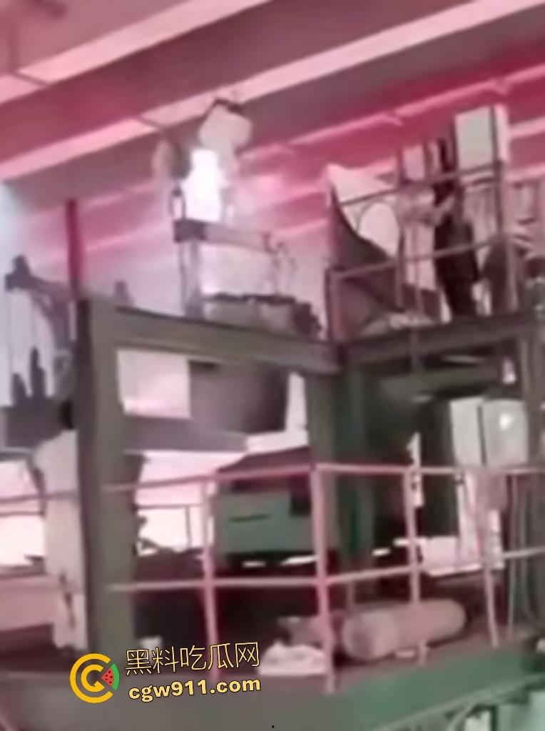 印尼钢厂几千度铁水不慎倾倒！二楼操作失误，数千度熔岩直接烫死工人，还能活下来就是祖坟积德！-7