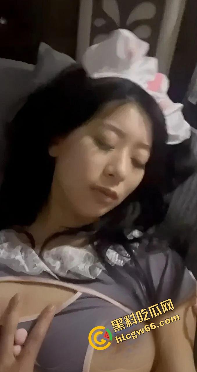 东岭工业学院公交女神『林梦瑶』爆炸流出，穿校服口爆学弟，小穴白虎嫩穴湿得老司机都心动！-8