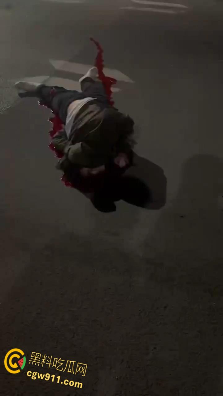 重庆江北机车张雪500，120码高速压弯失败，直接撞的到处乱飞，一个躺板板一个挂在杆子上，太惨了 。-7