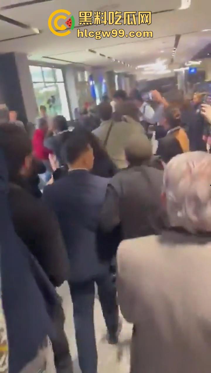 欧洲爱国者峰会再添骚乱！赤裸上身女权人士冲进了会场抗议，抗议内容写在奶子上，这点好评。-10