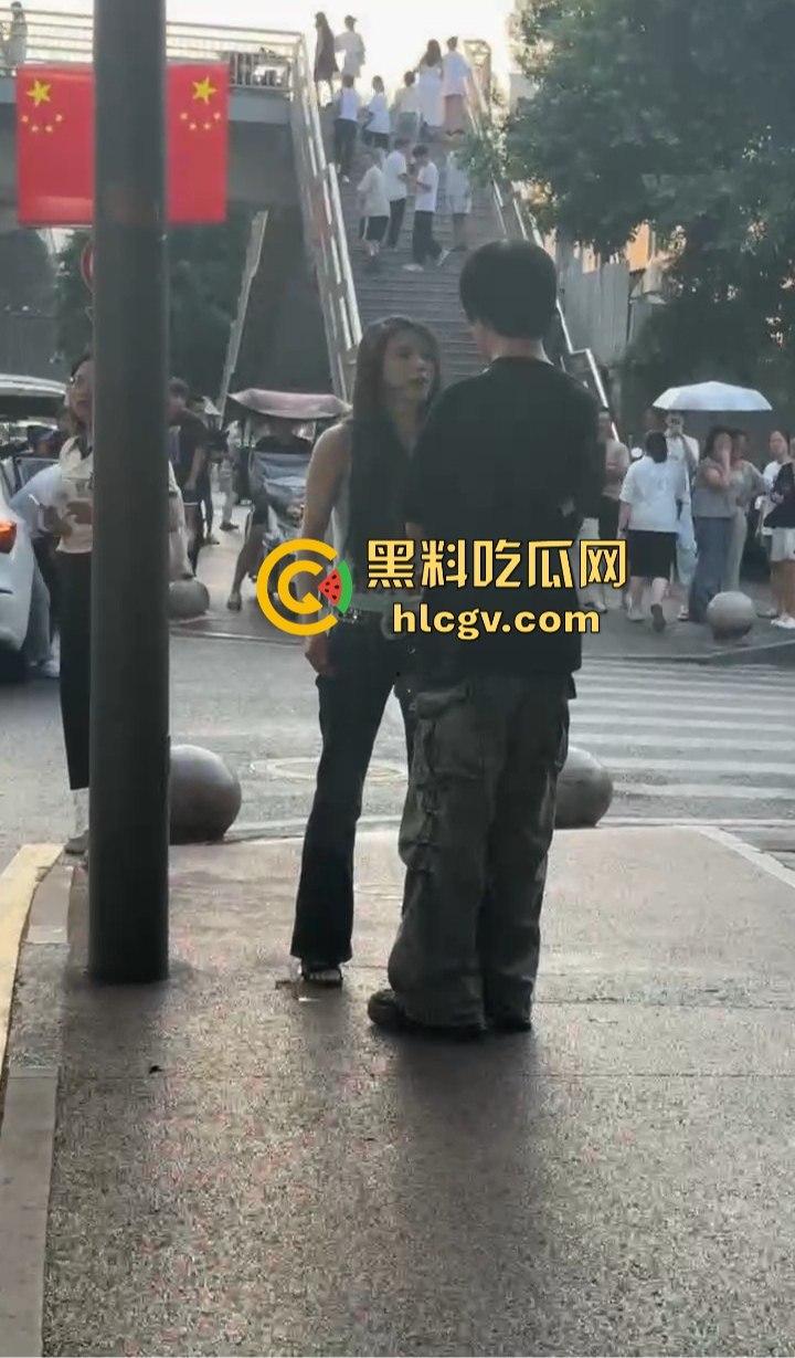 重庆渣男多次出轨被女友当街教训！肘击扇脸一顿狂揍，高跟鞋拔子差点上脸，最后道歉还发QQ空间！-12
