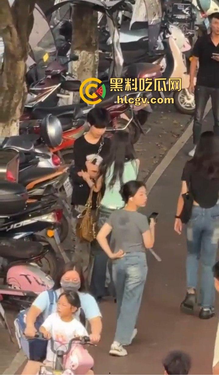 重庆渣男多次出轨被女友当街教训！肘击扇脸一顿狂揍，高跟鞋拔子差点上脸，最后道歉还发QQ空间！-16