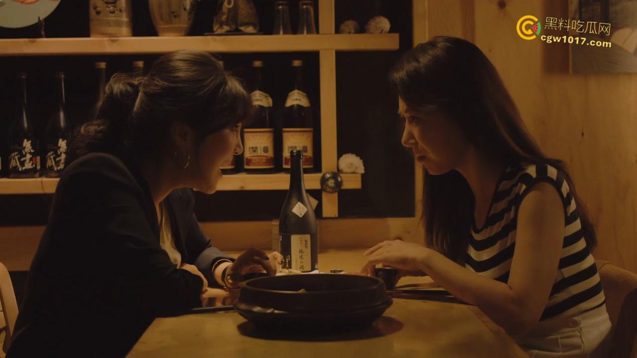 韩国三级伦理《年轻的姐夫 》，从小被领养的妹妹偷窥姐姐做爱，翘臀瑜伽勾引姐夫，娇小美乳身材被疯狂打桩！-1