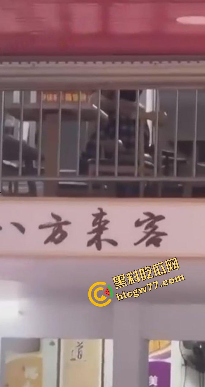 广西河池八方来客饭店，精神小伙精神小妹二楼狂演观音坐莲，裤子一脱开操，楼下食客全看傻了！-4