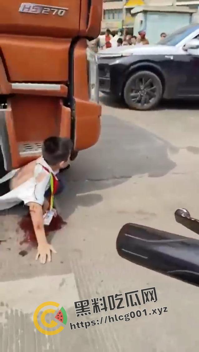 海口白驹小学门口 小孩子被压大车地下挣扎   半个身子压成肉泥 还救不出来 生不如死  现场视频流出-1