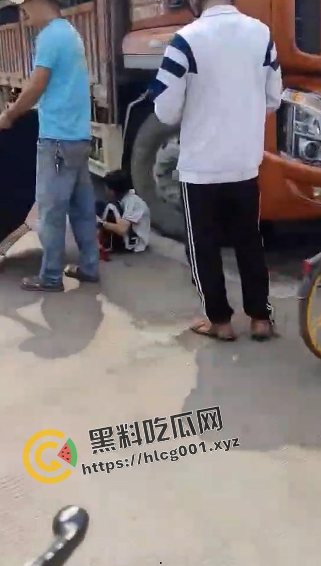 海口白驹小学门口 小孩子被压大车地下挣扎   半个身子压成肉泥 还救不出来 生不如死  现场视频流出-3