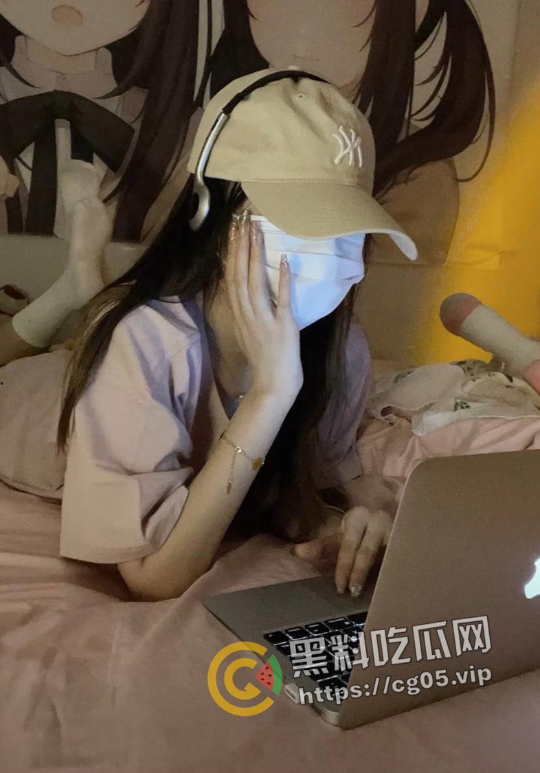 西安大学校花反差婊 颜值逆天却是臭母狗 在夜店厕所被人强奸后爱上被羞辱 出租屋约炮陌生网友 视频被流出-7