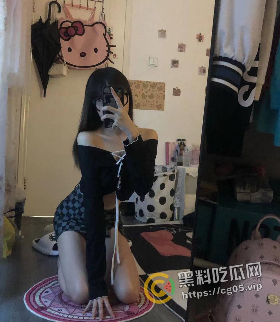 西安大学校花反差婊 颜值逆天却是臭母狗 在夜店厕所被人强奸后爱上被羞辱 出租屋约炮陌生网友 视频被流出-10