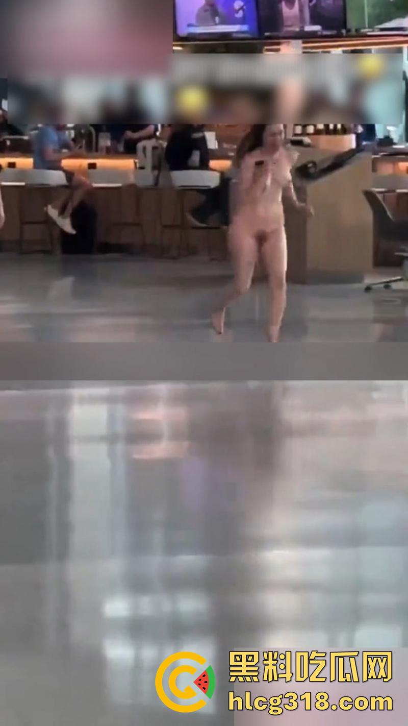 美国大奶美女自称维也纳女神，在德克萨塞州机场，当众全裸狂奔，保安拼命也拦不住，好像去拦一下啊！-6