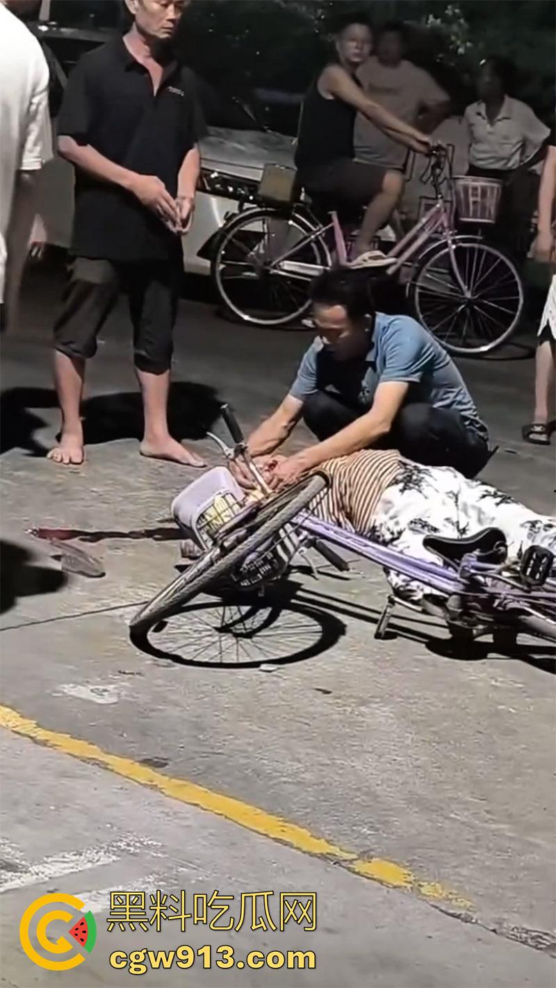 鬼火少年彻底慌了，广西精神小伙骑9号改装电摩撞死老人，不赔钱就得蹲十来年，眼见的彻底懵了！-3