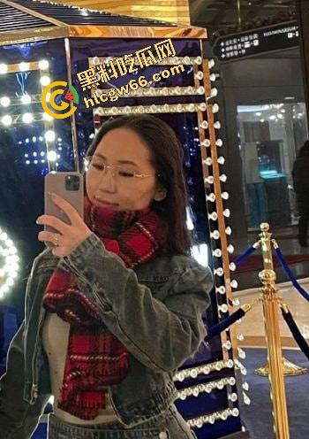 内蒙古科技大学大四学姐【拉布珠】校内公然售卖福利视频又被实锤,强行辟谣自抽嘴巴,脸打得啪啪响!-2