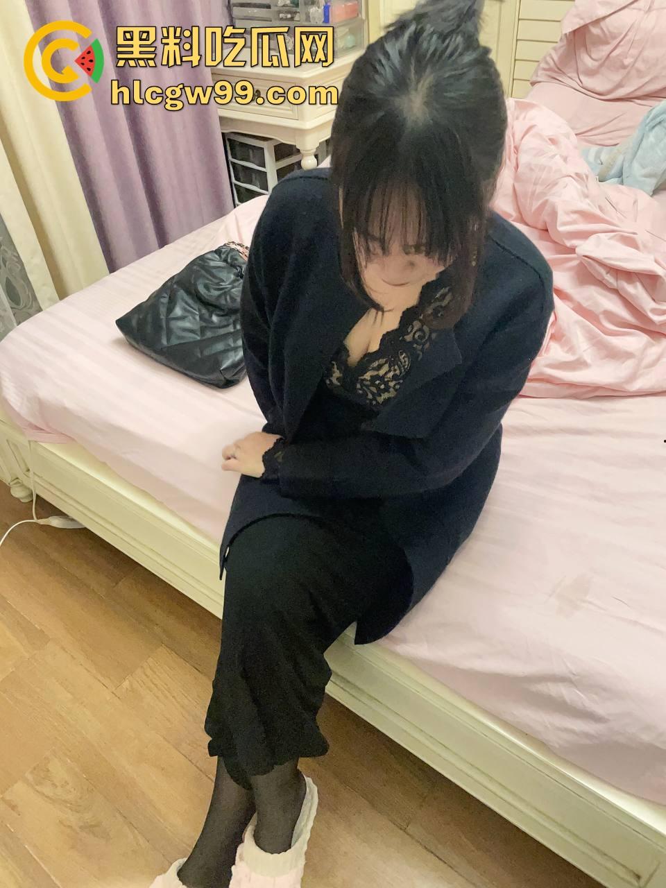 青岛绿帽大神秀翻了，带着婚戒的完美淫妻被猛男轮操3P，狗爬口爆吞精，蒙眼换人一人戳一炮！-3