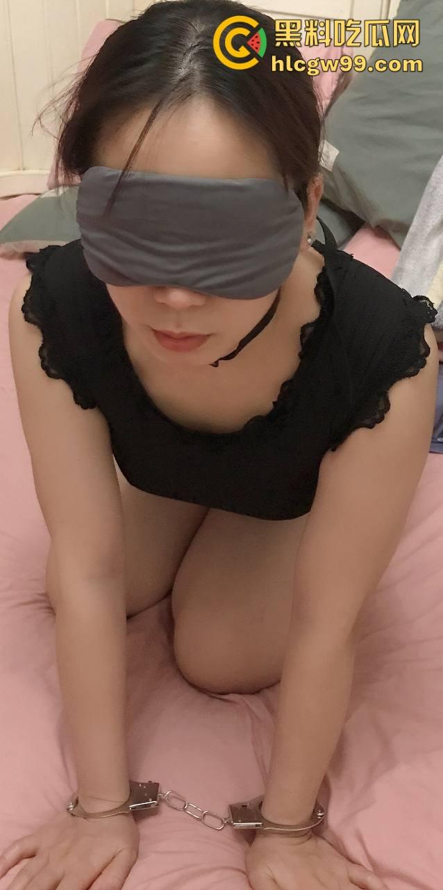 青岛绿帽大神秀翻了，带着婚戒的完美淫妻被猛男轮操3P，狗爬口爆吞精，蒙眼换人一人戳一炮！-7