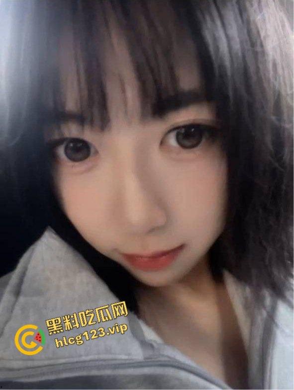 26岁研究生女神【刘美丽】的反差肥臀足控！露胸内衣加嫩乳头双手抓爆，肥臀后入任劳任怨！-3