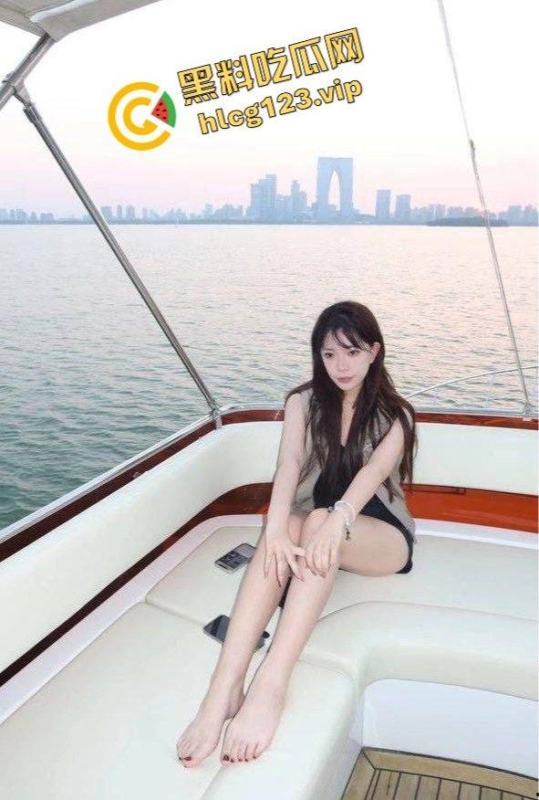 26岁研究生女神【刘美丽】的反差肥臀足控！露胸内衣加嫩乳头双手抓爆，肥臀后入任劳任怨！-4