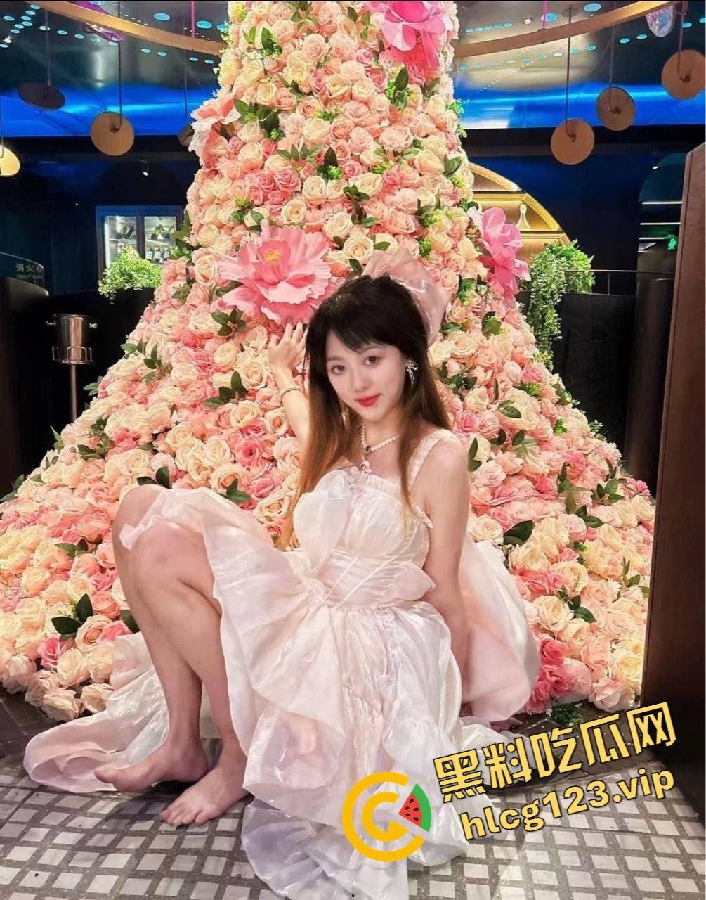26岁研究生女神【刘美丽】的反差肥臀足控！露胸内衣加嫩乳头双手抓爆，肥臀后入任劳任怨！-5