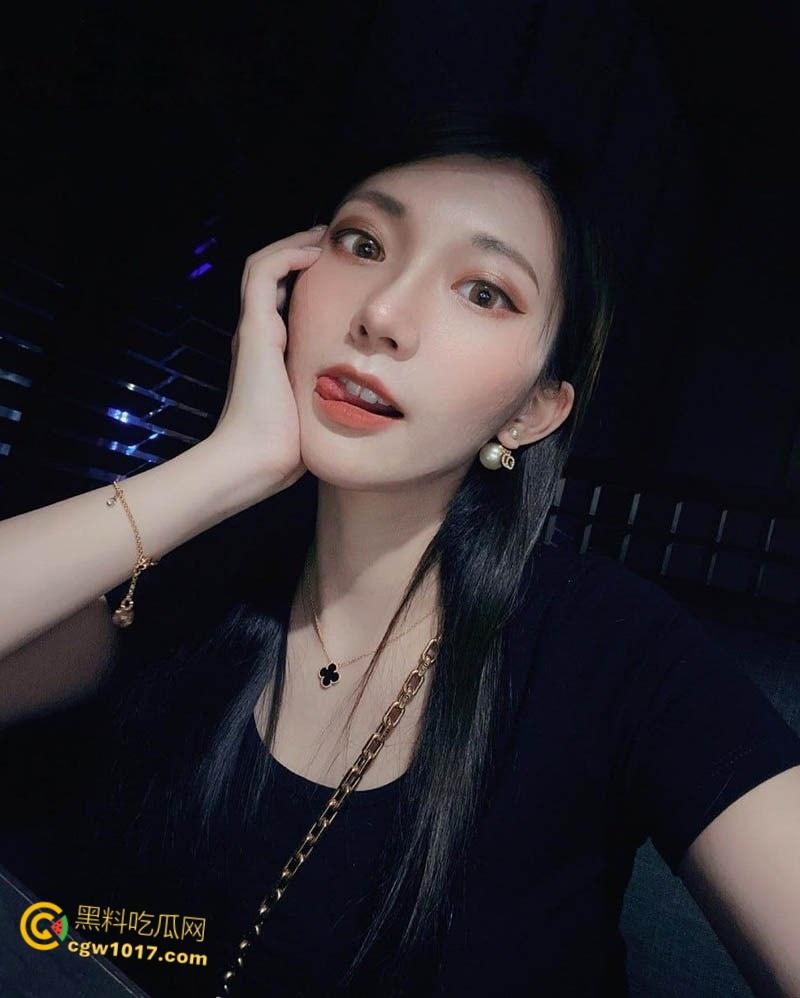 哈尔滨小母狗【黄诗涵】，穿着情趣黑丝露脸口交，抠逼舔穴满脸享受，高潮失禁潮喷不断，淫叫声超动听！-2