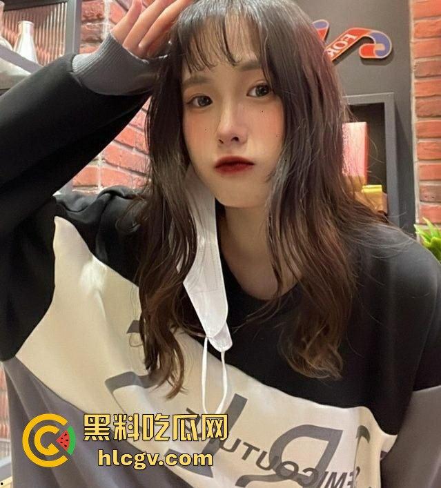 河北秦皇岛美女【江依珊】云盘泄密!自拍吃鸡视频流出,脸都吃变形了,鸡巴在嘴里捣个不停!-2