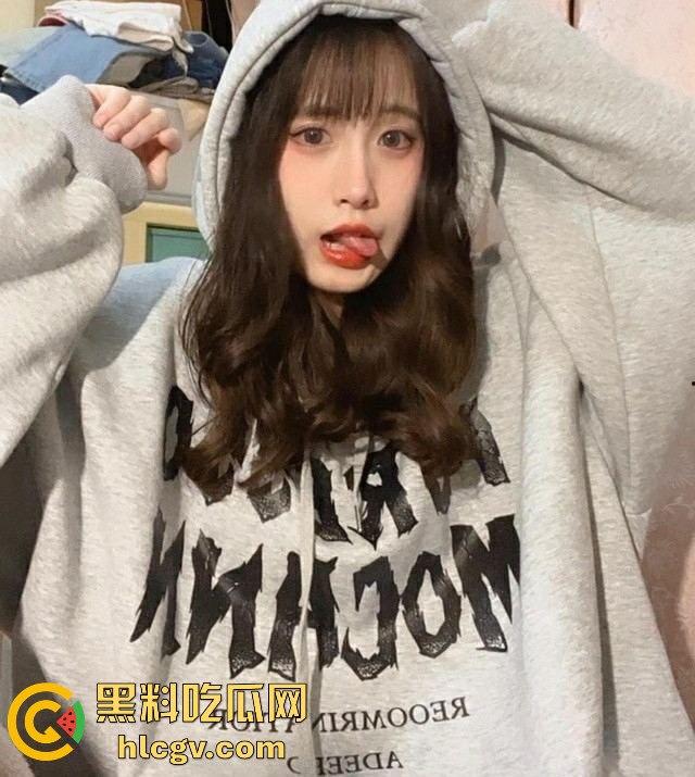 河北秦皇岛美女【江依珊】云盘泄密!自拍吃鸡视频流出,脸都吃变形了,鸡巴在嘴里捣个不停!-4