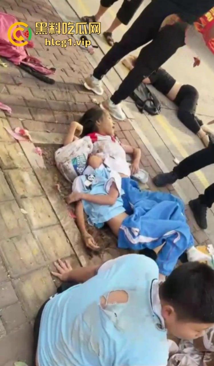 愿逝者安息 生者坚强 泰安东平学校门口发生交通事故致十余人死伤 司机被控制-5