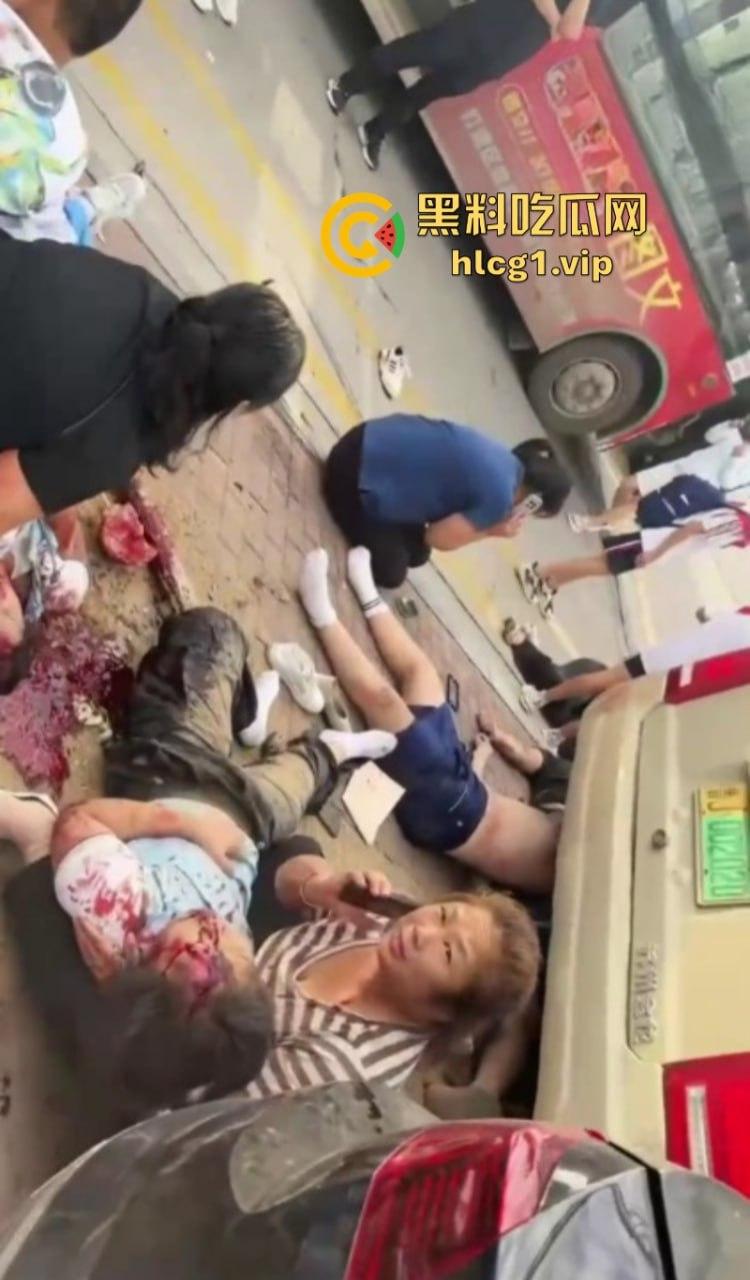 愿逝者安息 生者坚强 泰安东平学校门口发生交通事故致十余人死伤 司机被控制-6