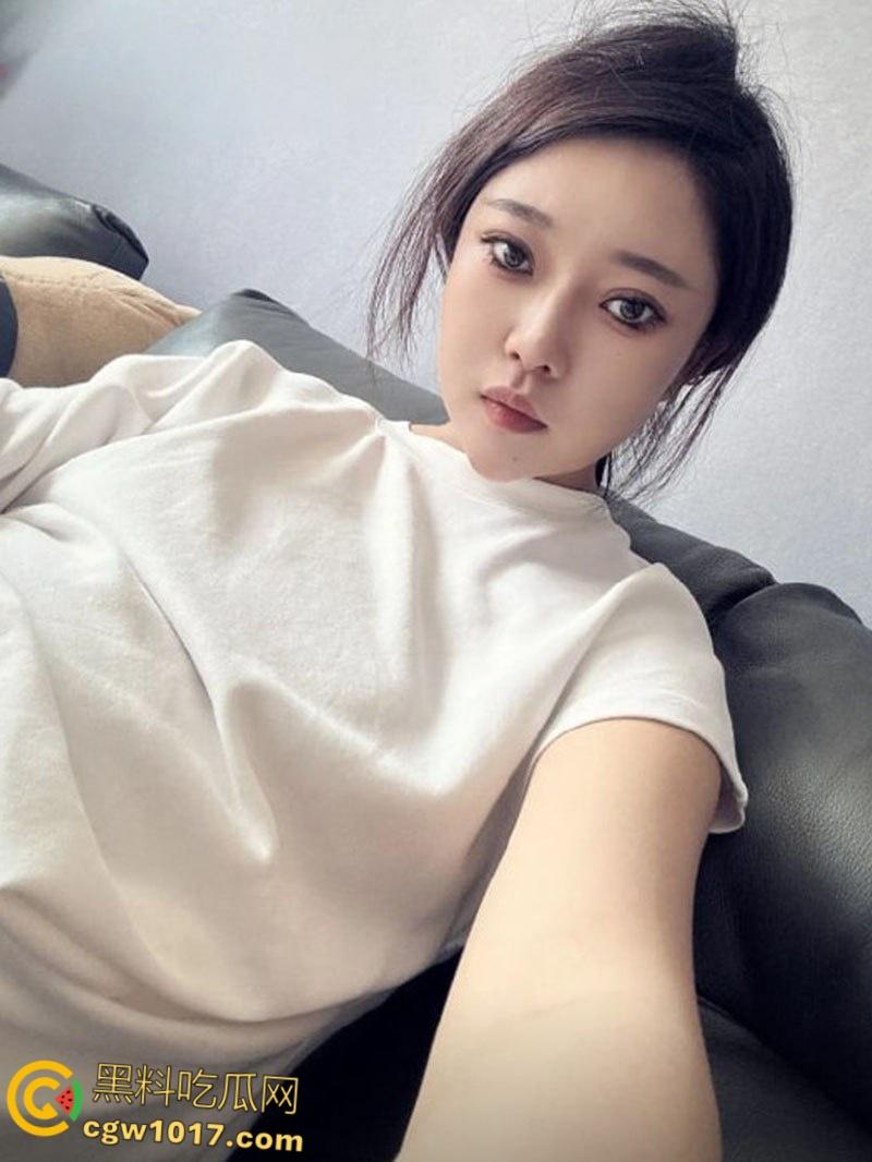 抖音巨乳熟女【冉@】，金主定制福利曝光，36E爆乳疯狂揉捏，粉嫩骚穴道具自慰，高潮喷汁不停！-4