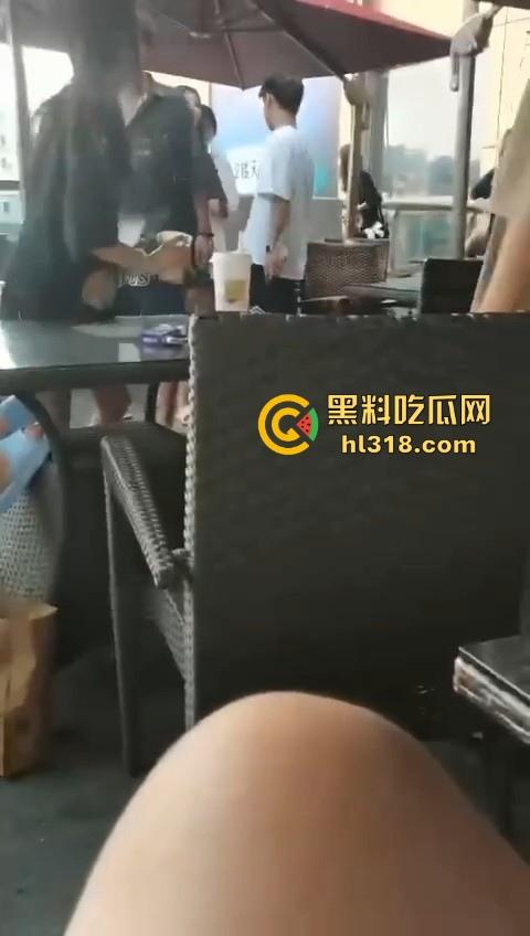 精神小妹打架就是猛！火气太大了，奶茶一泼，直接上去就是一脚，场面极其暴力血腥！-3