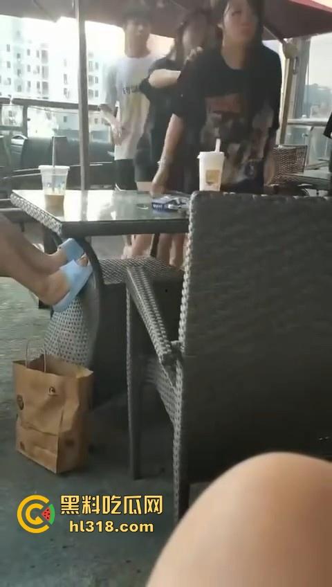 精神小妹打架就是猛！火气太大了，奶茶一泼，直接上去就是一脚，场面极其暴力血腥！-5