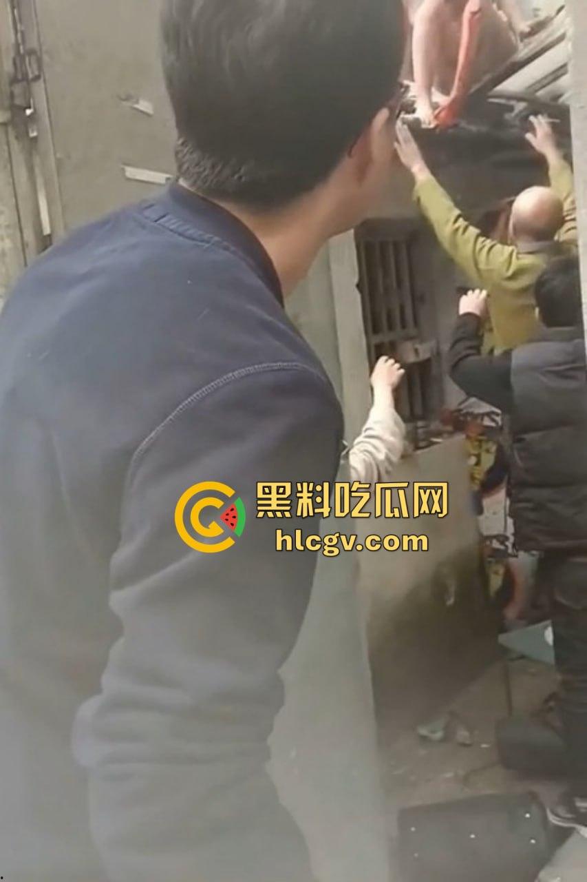 城中村美女洗澡遇火灾裸跳逃生，哥们见义勇为还是见色起意？全程高能！-4