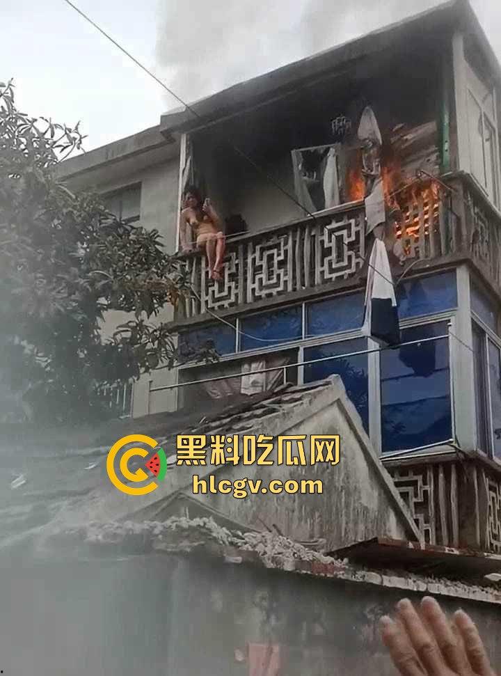 城中村美女洗澡遇火灾裸跳逃生，哥们见义勇为还是见色起意？全程高能！-6