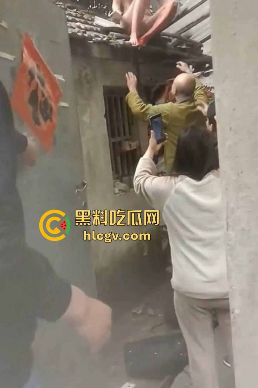 城中村美女洗澡遇火灾裸跳逃生，哥们见义勇为还是见色起意？全程高能！-8