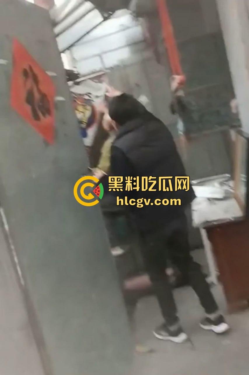 城中村美女洗澡遇火灾裸跳逃生，哥们见义勇为还是见色起意？全程高能！-9