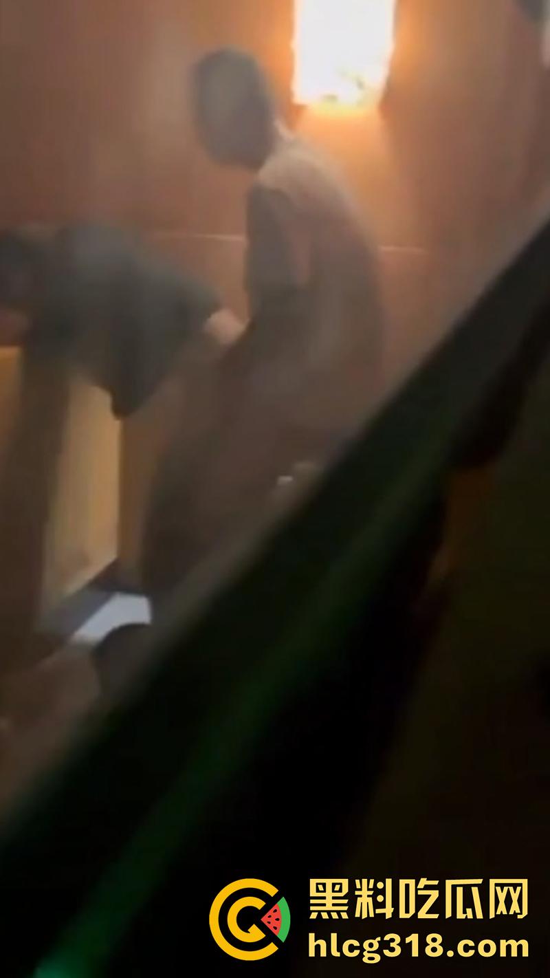 电影院假期工情侣打工，发现女友竟偷情主管，趁影厅没人激情后入，拍下证据在学校曝光！-6