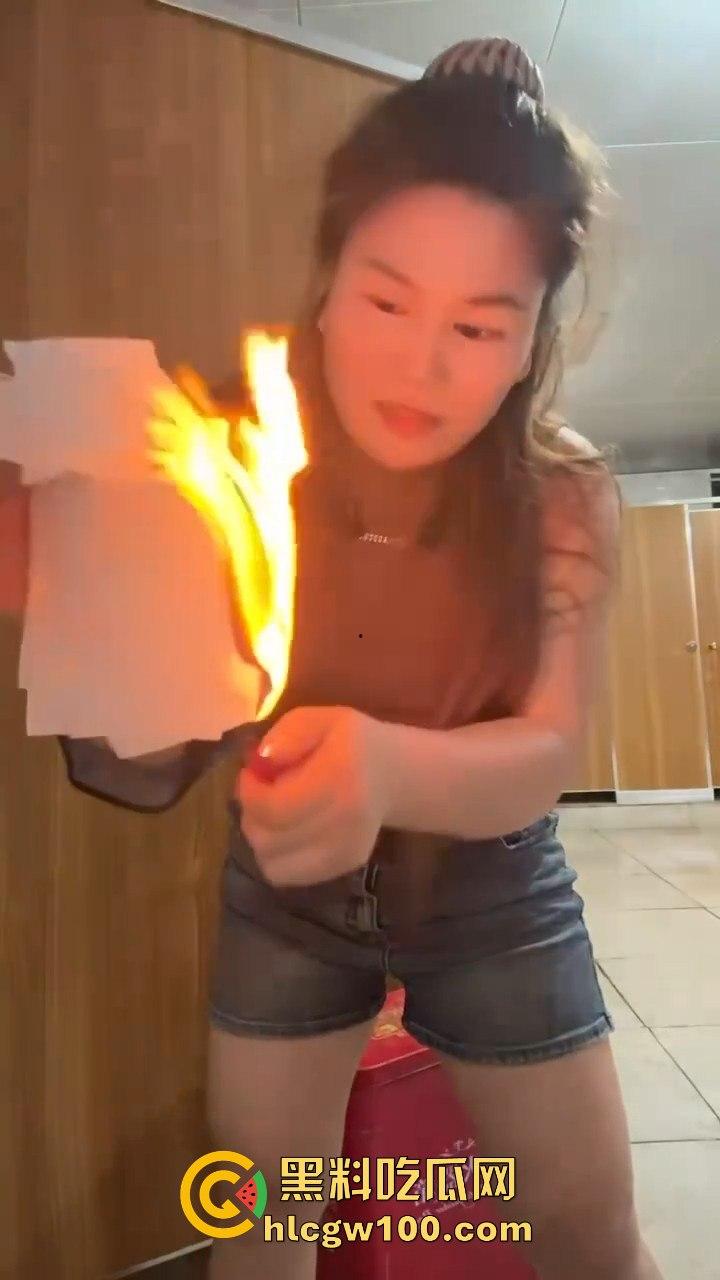 前有老八直播吃屎现有火烧逼毛 火烧屁屁,狠人搞笑直播瞬间 为了流量真的毫无底线!!-1