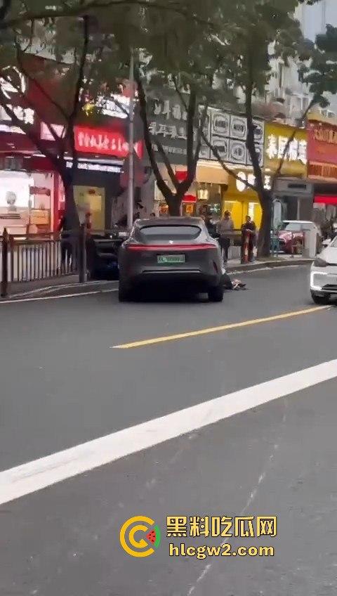 珠海夏湾新能源车失控，撞飞3人血溅街头，司机冷漠围观群众怒骂缺德玩意儿！-2