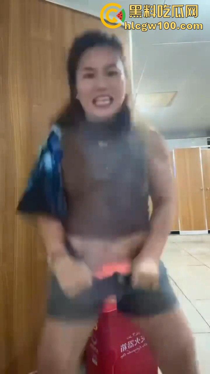 前有老八直播吃屎现有火烧逼毛 火烧屁屁,狠人搞笑直播瞬间 为了流量真的毫无底线!!-7