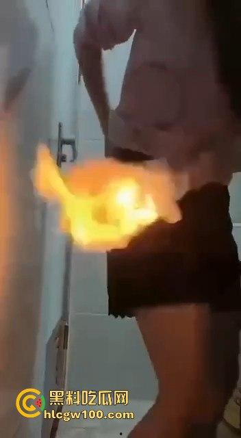 前有老八直播吃屎现有火烧逼毛 火烧屁屁,狠人搞笑直播瞬间 为了流量真的毫无底线!!-12