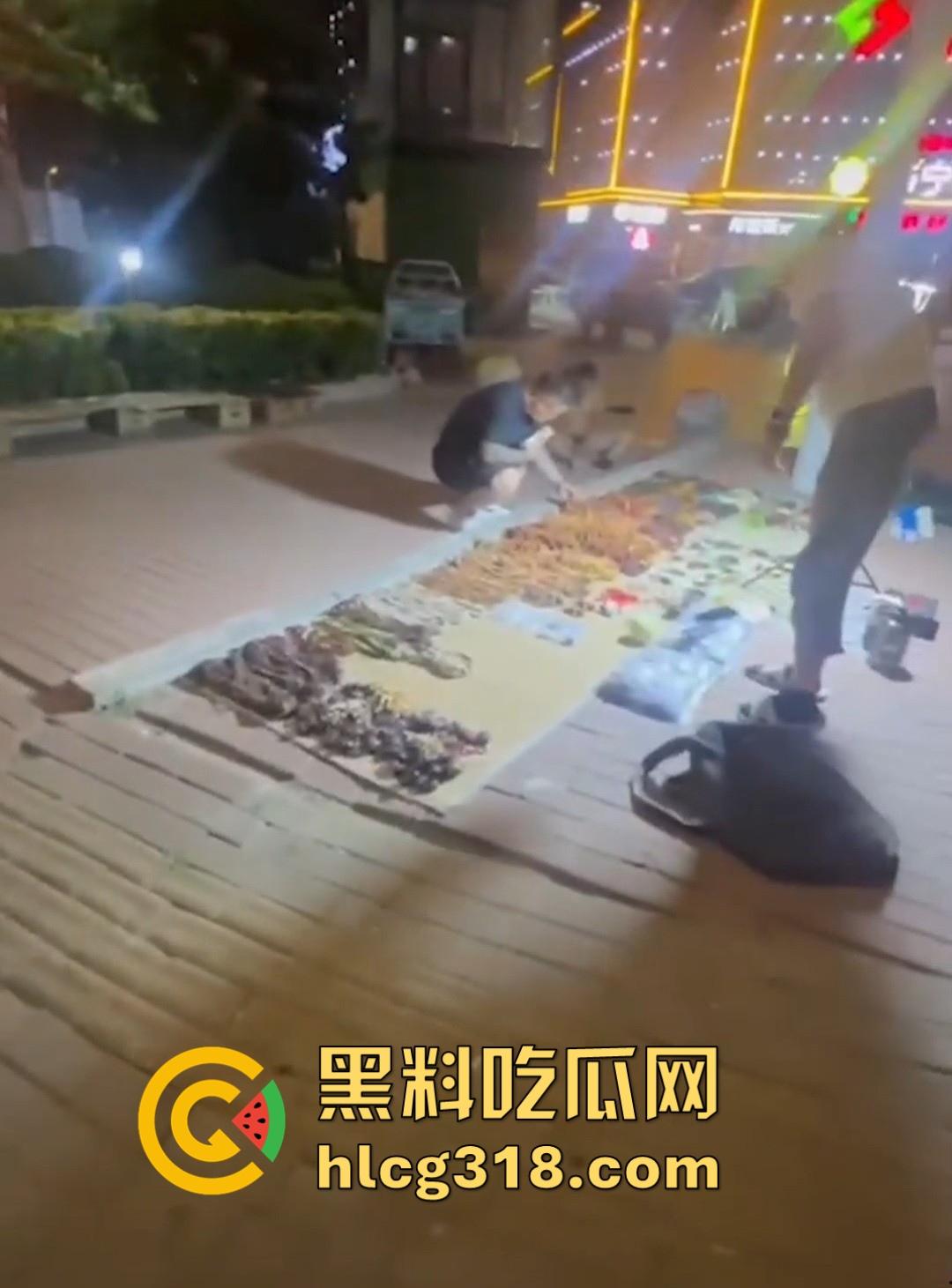 青岛黄岛深夜街头惊现裸男!夜市街区全裸打滚,貌似是喝酒导致的,这哥们儿醉态百出!-1