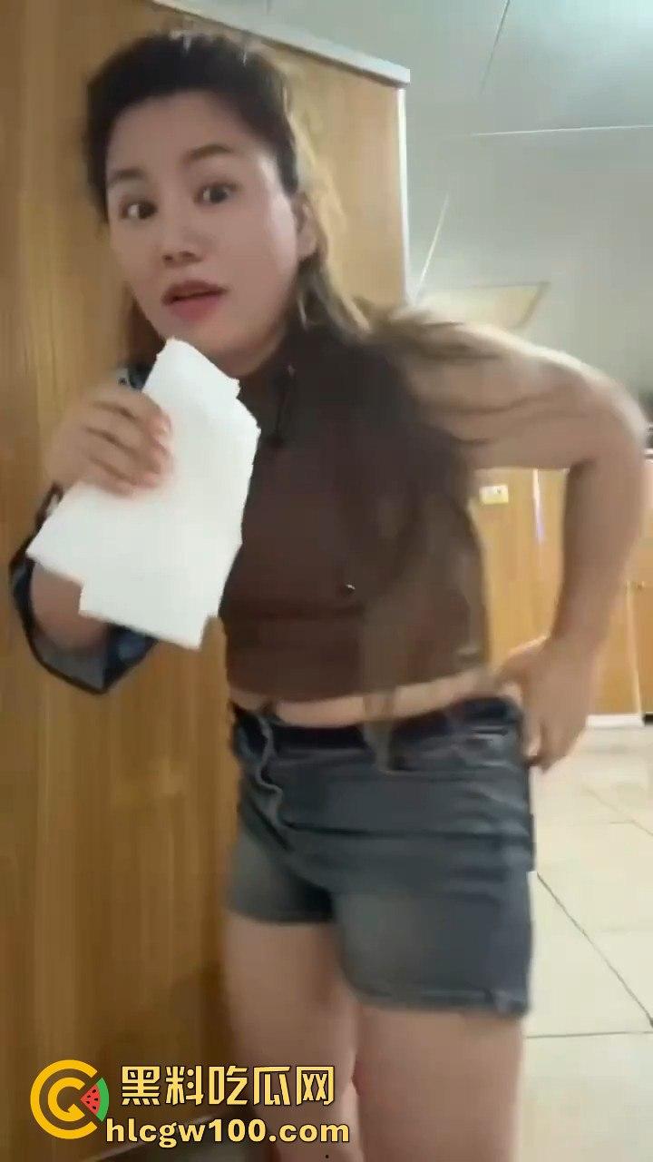 前有老八直播吃屎现有火烧逼毛 火烧屁屁,狠人搞笑直播瞬间 为了流量真的毫无底线!!-13